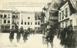 Król Jerzy V i król Albert I odwiedzają wioskę we Flandrii (zdjęcie czarno-białe) autorstwa French Photographer