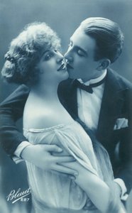 Całująca się para (zdjęcie czarno-białe) autorstwa French Photographer