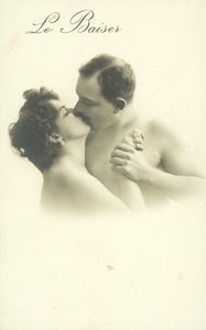 Całująca się para autorstwa French Photographer