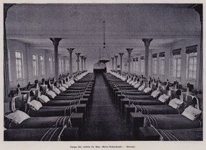 Armia rosyjska: Korpus Kadetów Dona, Nowo-Czerkask, Dormitorium (zdjęcie czarno-białe) autorstwa French Photographer