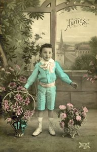 Mały chłopiec w kolorze niebieskim (zdjęcie kolorowe) autorstwa French Photographer