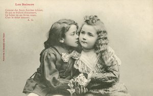 Mały chłopiec całujący małą dziewczynkę (zdjęcie czarno-białe) autorstwa French Photographer
