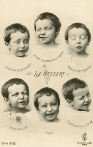 Mały chłopiec ciągnący twarze (zdjęcie czarno-białe) autorstwa French Photographer