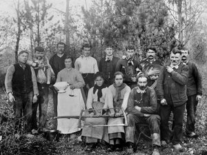 Obóz drwali z rodziną, region Chaumont, Haute Marne, ok. 1880 r. Kolekcja Ducos. autorstwa French Photographer