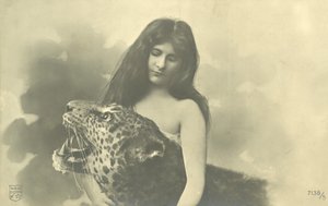 Długowłosa dziewczyna z ramionami wokół wypchanego lamparta (zdjęcie czarno-białe) autorstwa French Photographer