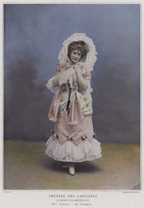 Mademoiselle Filliaux jako La Commere w La Revue des Dentelles (kolorowe zdjęcie)