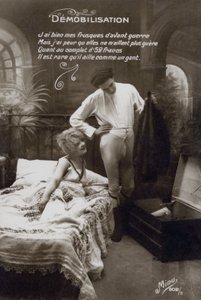 Mężczyzna rozpakowujący walizkę autorstwa French Photographer