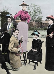 Marcel Proust Francuski pisarz pośród grupy młodych kobiet grających na gitarze na rakiecie tenisowej na tenisowym bulwarze Bineau w Paryżu, 1892 autorstwa French Photographer