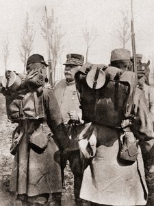 Marszałek Joseph Jacques Césaire Joffre dokonujący inspekcji swoich żołnierzy, z The Illustrated War News, 1915 autorstwa French Photographer
