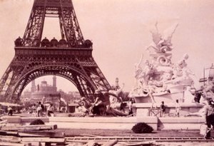 Mężczyźni budujący fontannę St. Vidal w pobliżu Wieży Eiffla, ok. 1888 r. autorstwa French Photographer
