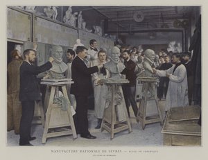 Zajęcia modelarskie w szkole ceramicznej fabryki porcelany Sevres we Francji (zdjęcie kolorowe) autorstwa French Photographer