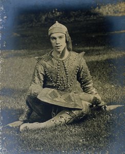 Niżyński siedzący ze skrzyżowanymi nogami, przebrany za księcia Igora autorstwa French Photographer