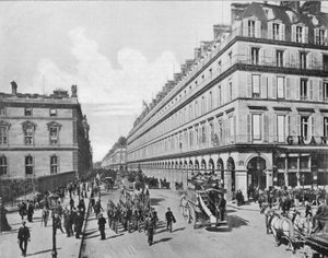 Paryż - Rue de Rivoli (zdjęcie czarno-białe) autorstwa French Photographer