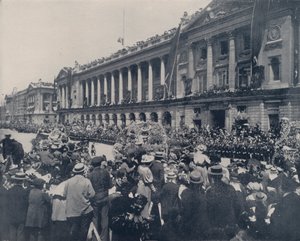 Paryż: Rydwany załadowane wieńcami (zdjęcie czarno-białe) autorstwa French Photographer