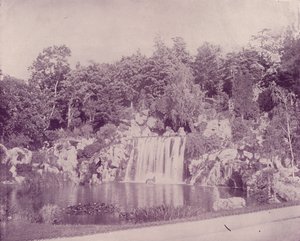 Paryż: Wielka Kaskada w Bois de Boulogne (zdjęcie czarno-białe) autorstwa French Photographer