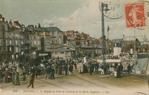 Paryski pociąg ekspresowy na nabrzeżu w Dieppe. Pocztówka wysłana w 1913 roku. autorstwa French Photographer