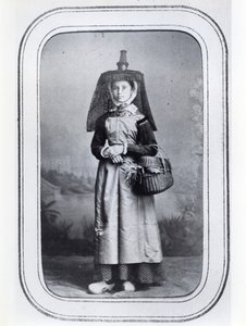 Wizytówka fotograficzna przedstawiająca francuski strój regionalny, ok. 1860-70 (zdjęcie czarno-białe) autorstwa French Photographer