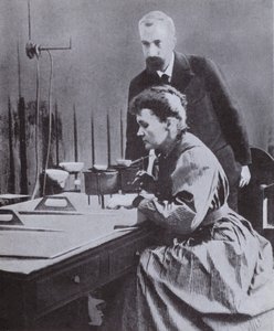 Pierre i Marie Curie, odkrywcy radu, w swoim laboratorium na Uniwersytecie Paryskim, 1898 autorstwa French Photographer