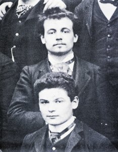 Portret: Alfred Jarry (1873-1907) i Fargue (1876-1947) w Liceum Henryka IV w Paryżu - zdjęcie autorstwa French Photographer