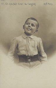 Portret małego chłopca (zdjęcie czarno-białe) autorstwa French Photographer