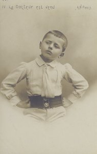 Portret małego chłopca (zdjęcie czarno-białe) autorstwa French Photographer