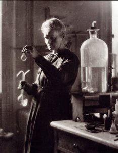 Portret fizyczki Marii Curie (1867-1934) w jej laboratorium w 1925 r. (zdjęcie) autorstwa French Photographer