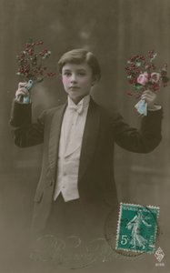 Pocztówka chłopca w białym krawacie i ogonach trzymających kwiaty i jagody, wysłana w 1913 r. (zdjęcie ręcznie kolorowane) autorstwa French Photographer