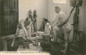 Pocztówka przedstawiająca mężczyznę masowanego w łaźni termalnej w Aix les Bains, wysłana w 1913 r. autorstwa French Photographer