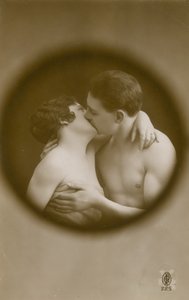 Pocztówka przedstawiająca całujących się młodego mężczyznę i kobietę widzianych przez wizjer, wysłana w 1913 r.