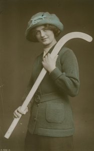 Pocztówka przedstawiająca młodą kobietę z kijem hokejowym na ramieniu, wysłana w 1913 r. autorstwa French Photographer