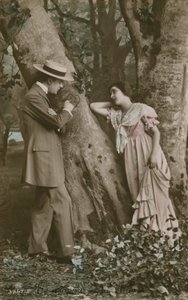 Pocztówka zakochanych rzeźbiących serce na drzewie, wysłana w 1913 r. (zdjęcie ręcznie kolorowane) autorstwa French Photographer