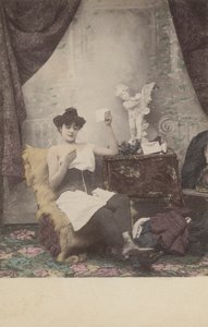 Śliczna na wpół ubrana dziewczyna, czytająca list autorstwa French Photographer