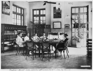 Szkoła podstawowa dla chłopców w Hanoi, ok. 1920 r. autorstwa French Photographer