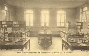 Łazienka w szkole podstawowej, Hirson (zdjęcie czarno-białe) autorstwa French Photographer