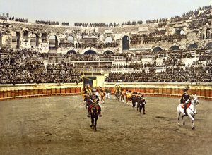 Procesja matadorów w amfiteatrze w Nîmes, 1890-1900 autorstwa French Photographer