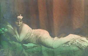 Leżąca dziewczyna, czytająca autorstwa French Photographer