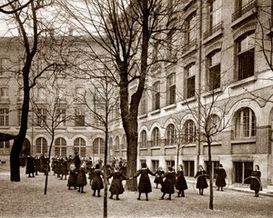 Sąd rekreacyjny szkoły Madame de Saisseval (Carcado - Saisseval) w Paryżu pod koniec XIX wieku, przed 1900 (zdjęcie czarno-białe) autorstwa French Photographer