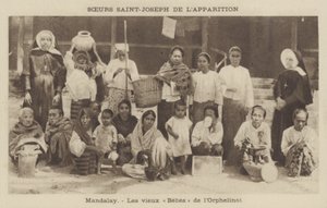 Mieszkańcy sierocińca prowadzonego przez siostry św. Józefa, Mandalay, Birma (zdjęcie czarno-białe) autorstwa French Photographer
