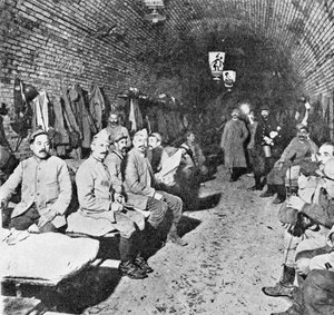 Kwatery sypialne w Forcie Douaumont, ok. 1916 (zdjęcie bw) autorstwa French Photographer