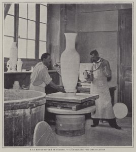 Emaliowanie natryskowe wazonu w fabryce porcelany Sevres we Francji (zdjęcie czarno-białe) autorstwa French Photographer