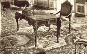 Stół w Sali Lustrzanej w Pałacu Wersalskim, na którym podpisano Traktat Wersalski (zdjęcie czarno-białe) autorstwa French Photographer