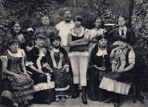 „Dom” w Rouen, który zainspirował Maupassanta „La Maison Tellier”, portret najemców i właścicieli. Fotografia, koniec XIX wieku. autorstwa French Photographer