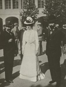 Dama w bieli, procesy Dreyfusa (zdjęcie czarno-białe) autorstwa French Photographer