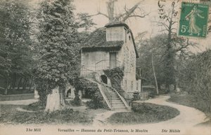 Młyn w Hameau de la reine, rustykalne zacisze zbudowane dla Marii Antoniny w parku Chateau de Versailles w pobliżu Petit Trianon. Pocztówka wysłana w 1913 roku. autorstwa French Photographer