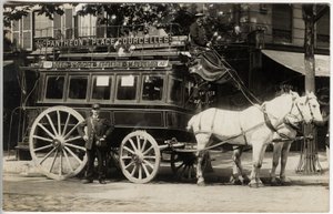 Patache (zbiorowy wóz konny) linii Panteon Place Courcelles, Paryż, z patachon (wagonem) i odbiornikiem. Pocztówka z początku XX wieku. autorstwa French Photographer