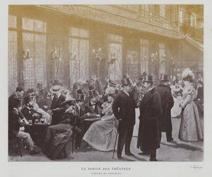Widzowie teatru przed Taverne Pousset w Paryżu po przedstawieniu (zdjęcie czarno-białe) autorstwa French Photographer