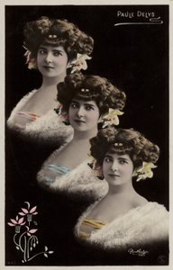 Trzy identyczne żeńskie głowy autorstwa French Photographer