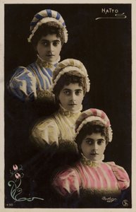 Trzy identyczne żeńskie głowy autorstwa French Photographer