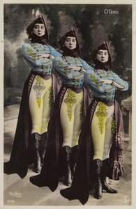 Trzy identyczne kobiety autorstwa French Photographer