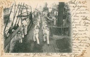 Stażystka we francuskiej szkole marynarki wojennej z lekcją boksu na pokładzie. Pocztówka wysłana w 1913 roku. autorstwa French Photographer